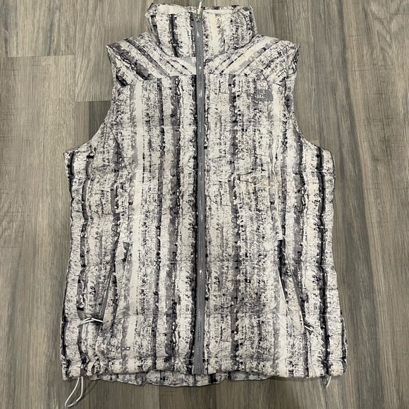 The North Face Women’s Puffer Vest - Picture 2 of 7
